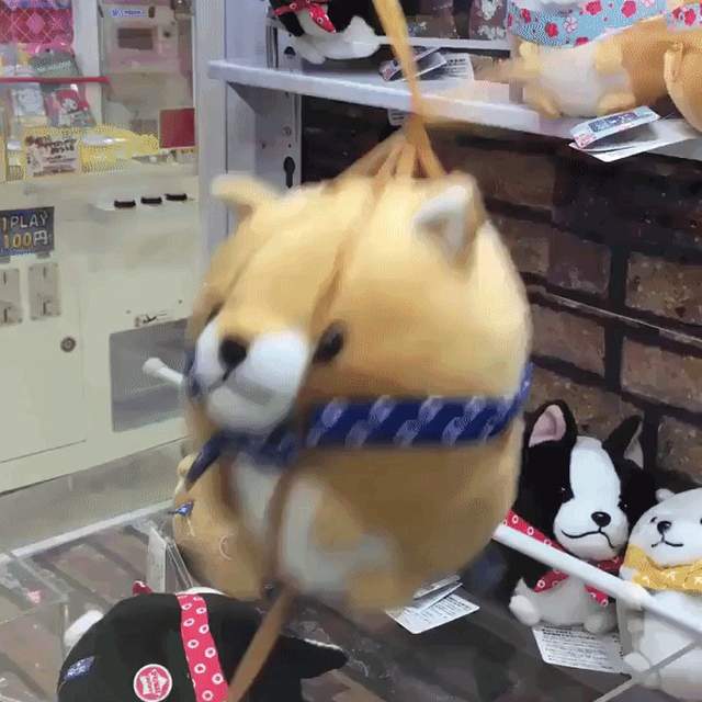 《遭到夾娃娃機拷問的玩偶們》吊起來狂電的受害者竟然還不只一隻...