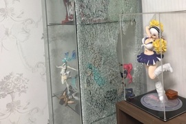 快要崩潰惹《韓國宅宅動漫櫃碎掉》第一步就要抉擇先救誰出來 快要崩潰惹《韓國宅宅動漫櫃碎掉》第一步就要抉擇先救誰出來