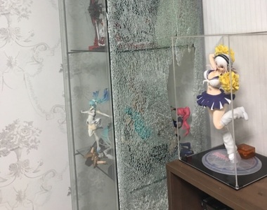 快要崩潰惹《韓國宅宅動漫櫃碎掉》第一步就要抉擇先救誰出來 快要崩潰惹《韓國宅宅動漫櫃碎掉》第一步就要抉擇先救誰出來