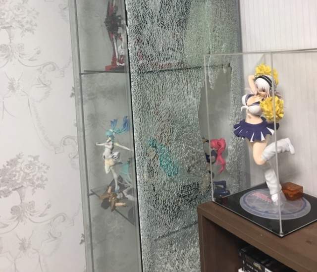 快要崩潰惹《韓國宅宅動漫櫃碎掉》第一步就要抉擇先救誰出來