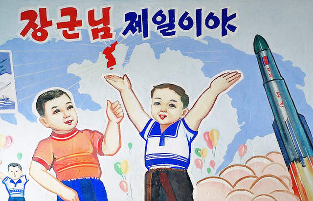 《路人看到飛彈的真實反應》有點諷刺的插圖告訴大家死前也要拍照打卡一下 《路人看到飛彈的真實反應》有點諷刺的插圖告訴大家死前也要拍照打卡一下