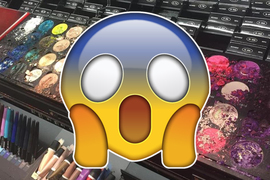 《小屁孩弄壞化妝品試用區的眼影》家長們逛街要帶小孩也請管好吧... 《小屁孩弄壞化妝品試用區的眼影》家長們逛街要帶小孩也請管好吧...