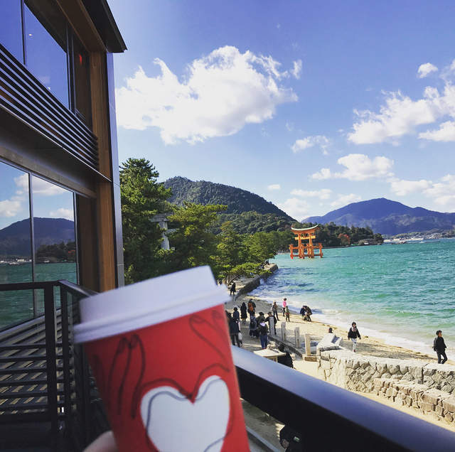 日本第一間《要坐船去的星巴克》還能眺望嚴島神社海上大鳥居的絕景 日本第一間《要坐船去的星巴克》還能眺望嚴島神社海上大鳥居的絕景