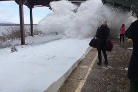 《暴雪隔天的頭班火車》這時候站第一排直接不用上班了... 《暴雪隔天的頭班火車》這時候站第一排直接不用上班了...