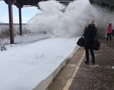 《暴雪隔天的頭班火車》這時候站第一排直接不用上班了... 《暴雪隔天的頭班火車》這時候站第一排直接不用上班了...