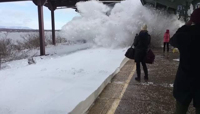 《暴雪隔天的頭班火車》這時候站第一排直接不用上班了... 《暴雪隔天的頭班火車》這時候站第一排直接不用上班了...