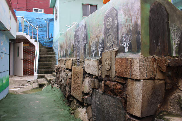 《韓國版聖托里尼》走近一看這石階怎麼感覺像墓碑？