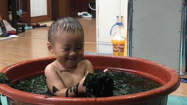 韓國父母上網詢問《小孩愛泡海帶澡》是海帶之神附身了嗎