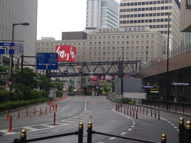 日本建築太嚇人《一夜之間蓋出一座天橋》這座橋前一天還沒有的啊...