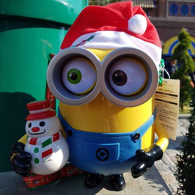 大阪環球影城《小小兵聖誕節爆米花桶》蘿蔔抱著小雪人可愛來襲