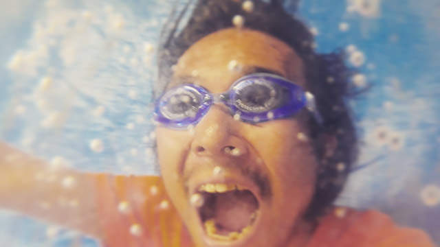 《一人海水浴場》后里蟹這道浪怎麼可以這麼大 《一人海水浴場》后里蟹這道浪怎麼可以這麼大