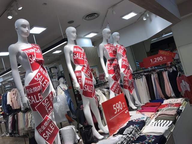 羞羞臉《假人模特兒沒穿褲子》這樣沒穿褲子也感覺好害羞耶