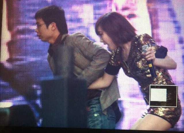 《恐怖粉絲騷擾明星事件》衝上台或偷拍裙底的人到底在想什麼.... 《恐怖粉絲騷擾明星事件》衝上台或偷拍裙底的人到底在想什麼....