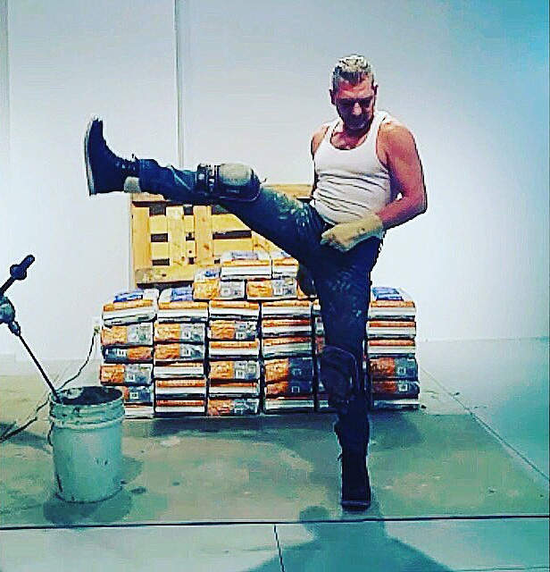 網路爆紅《工地跳舞萌大叔》舞出自己～看那漂亮的踢腿