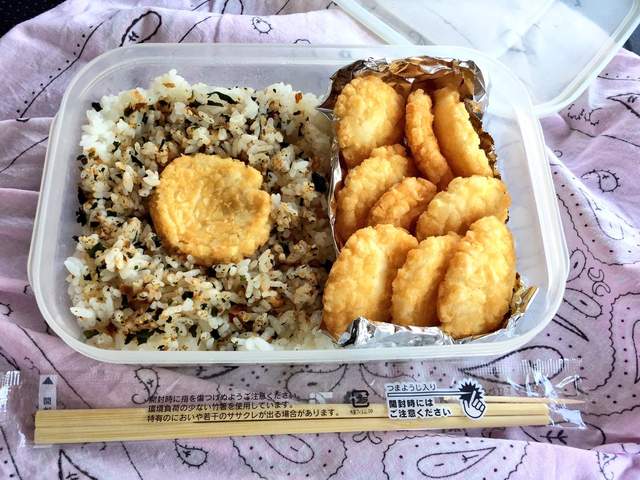 《夫妻的洋芋片米果戰爭》所以還是不要惹到每天幫你做便當的人... 《夫妻的洋芋片米果戰爭》所以還是不要惹到每天幫你做便當的人...