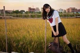 《傍晚的田邊制服少女》燜燜碳的那股清新讓稻香變得更濃郁惹 《傍晚的田邊制服少女》燜燜碳的那股清新讓稻香變得更濃郁惹