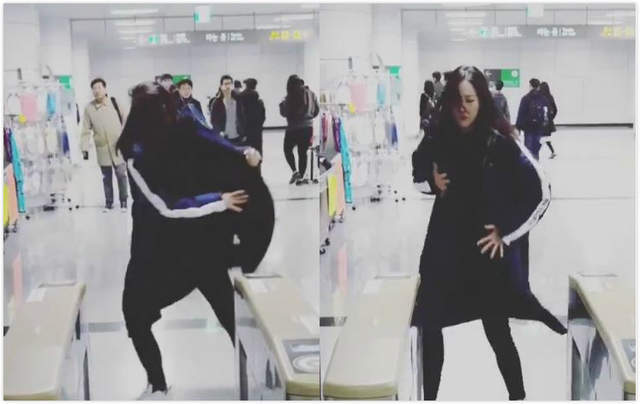 有人在地鐵《要拿悠遊卡卻找不到》韓國妹子用舞蹈表現想找卡的決心