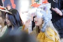 女偶像《為了滿足粉絲願望把禮物通通往頭上戴去》結果一個不小心就變成疊疊樂場景ㅋㅋ 女偶像《為了滿足粉絲願望把禮物通通往頭上戴去》結果一個不小心就變成疊疊樂場景ㅋㅋ