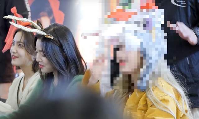 女偶像《為了滿足粉絲願望把禮物通通往頭上戴去》結果一個不小心就變成疊疊樂場景ㅋㅋ