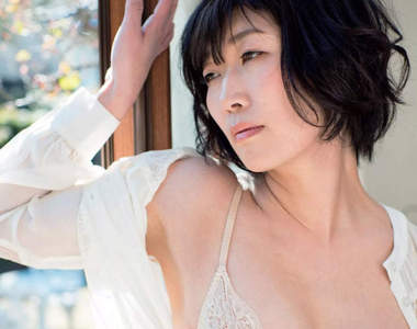 H罩杯女諧星《川村惠美子》挑戰封袋寫真巨乳解禁 H罩杯女諧星《川村惠美子》挑戰封袋寫真巨乳解禁