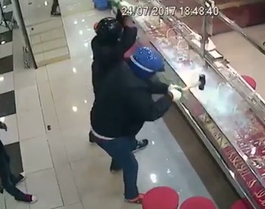 馬來西亞《珠寶店搶劫失敗影片》敲快一分鐘玻璃還是敲不破.....XD 馬來西亞《珠寶店搶劫失敗影片》敲快一分鐘玻璃還是敲不破.....XD