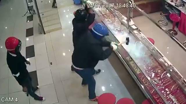 馬來西亞《珠寶店搶劫失敗影片》敲快一分鐘玻璃還是敲不破.....XD