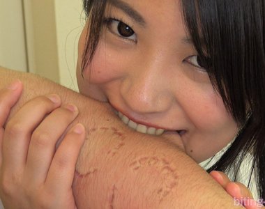 喜歡被咬《牙齒愛好者協會》大家都很享受美少女們在身上一口一口的咬 喜歡被咬《牙齒愛好者協會》大家都很享受美少女們在身上一口一口的咬
