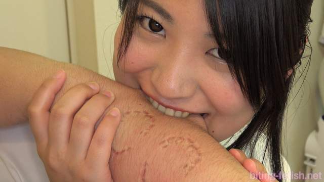 喜歡被咬《牙齒愛好者協會》大家都很享受美少女們在身上一口一口的咬