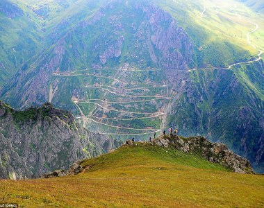 世界上《最危險公路》但從上帝視角看卻很美... 世界上《最危險公路》但從上帝視角看卻很美...