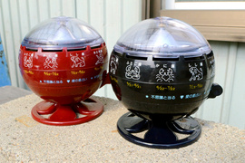 時代的眼淚《星座投幣占卜機》以前我認為搖一搖錢會掉出來... 時代的眼淚《星座投幣占卜機》以前我認為搖一搖錢會掉出來...