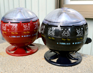 時代的眼淚《星座投幣占卜機》以前我認為搖一搖錢會掉出來... 時代的眼淚《星座投幣占卜機》以前我認為搖一搖錢會掉出來...