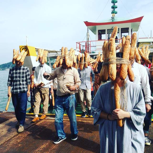 超詭異《法國麵包人》集體出沒 恐怖景象引發推特瘋傳 超詭異《法國麵包人》集體出沒 恐怖景象引發推特瘋傳