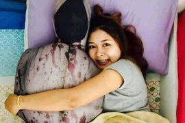 恐怖《捆屍抱枕》真的有辦法抱著這個入睡嗎?這也太可怕了吧 恐怖《捆屍抱枕》真的有辦法抱著這個入睡嗎?這也太可怕了吧
