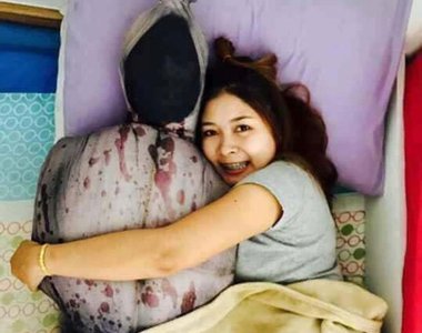 恐怖《捆屍抱枕》真的有辦法抱著這個入睡嗎?這也太可怕了吧 恐怖《捆屍抱枕》真的有辦法抱著這個入睡嗎?這也太可怕了吧