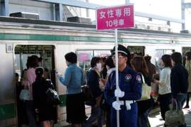 《男性專用車廂大調查》大男窩在一起不覺得也是一種奇景嗎!? 《男性專用車廂大調查》大男窩在一起不覺得也是一種奇景嗎!?