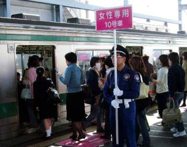 《男性專用車廂大調查》大男窩在一起不覺得也是一種奇景嗎!? 《男性專用車廂大調查》大男窩在一起不覺得也是一種奇景嗎!?