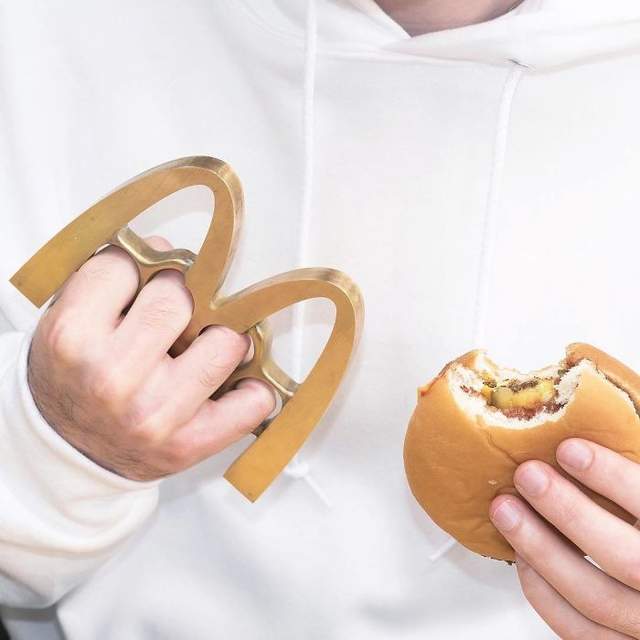 麥當勞出人命啦《藝術家把LOGO實體化成武器》危險程度直接變成殺人武器 麥當勞出人命啦《藝術家把LOGO實體化成武器》危險程度直接變成殺人武器