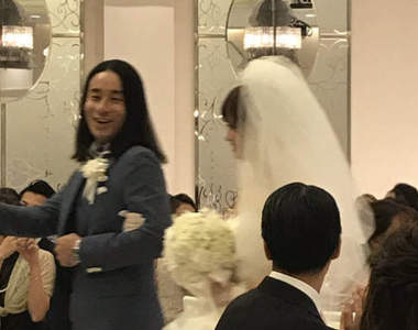 《超嶄新婚禮換裝》長髮新郎的二進造型嚇壞在場賓客wwww 《超嶄新婚禮換裝》長髮新郎的二進造型嚇壞在場賓客wwww