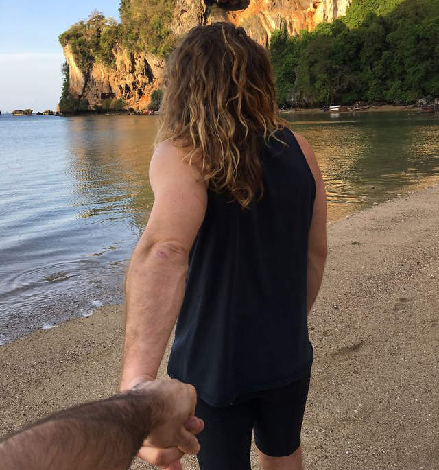 《好基友牽手Follow Me》誰說只有情侶可以手牽手放閃照的呢（笑）