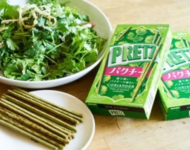 《PRETZ百力滋推出香菜口味》 日本人愛香菜愛到什麼都想加香菜… 《PRETZ百力滋推出香菜口味》 日本人愛香菜愛到什麼都想加香菜…