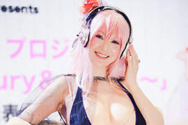 《超級索尼子叶美香》無違和的乳量與痛車一同霸氣登場 《超級索尼子叶美香》無違和的乳量與痛車一同霸氣登場
