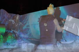 《FF7巨大雪像》克勞德決戰賽菲羅斯 光雕投影驚見神秘訊息… 《FF7巨大雪像》克勞德決戰賽菲羅斯 光雕投影驚見神秘訊息…