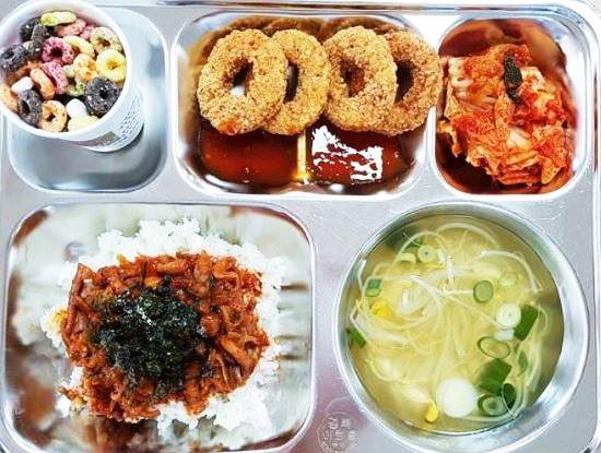 我願意轉學《五星級營養午餐》那當初念書吃的那些真的是...