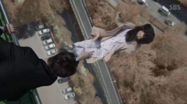 來看演員如何《拍攝跳樓戲》心臟太小顆的請大大的深呼吸