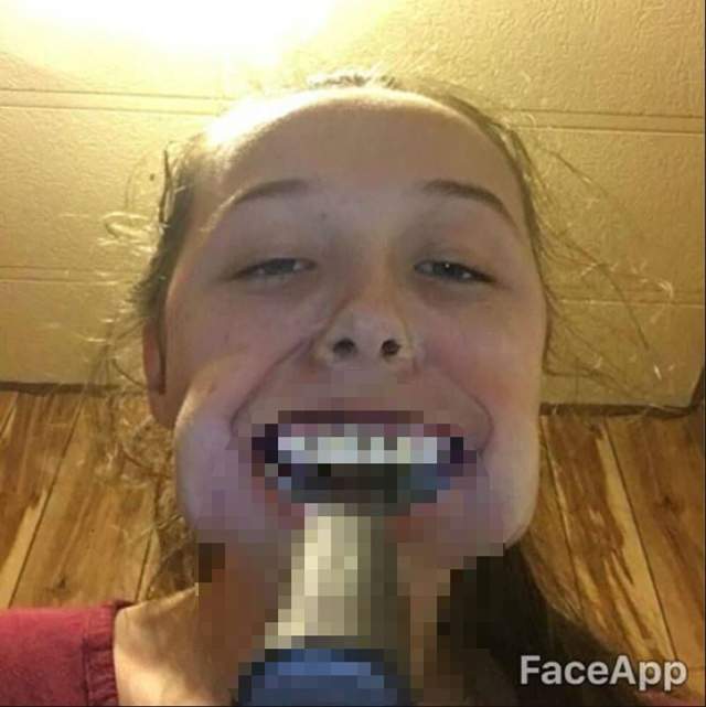 《狂飯在嘴裡放OO證明對偶像的愛》孩子你到底怎麼了...... 《狂飯在嘴裡放OO證明對偶像的愛》孩子你到底怎麼了......