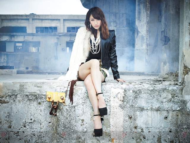 《鋼彈歌姬玉置成實》就快遮不住的手掌胸罩太性感啦