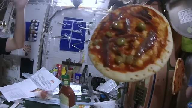 可能怎麼想都想不到《如何在外太空自製Pizza》把比薩當皮球丟來丟去就完成了