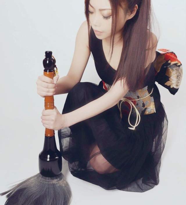 《日本美女書法家真澪》寫得一手好書法～看她寫書法感覺很舒壓 ❤