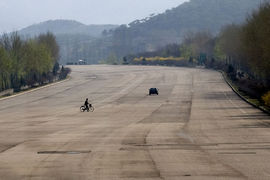 《北韓高速公路這~麼空》其實我比較驚訝北韓有高速公路...... 《北韓高速公路這~麼空》其實我比較驚訝北韓有高速公路......