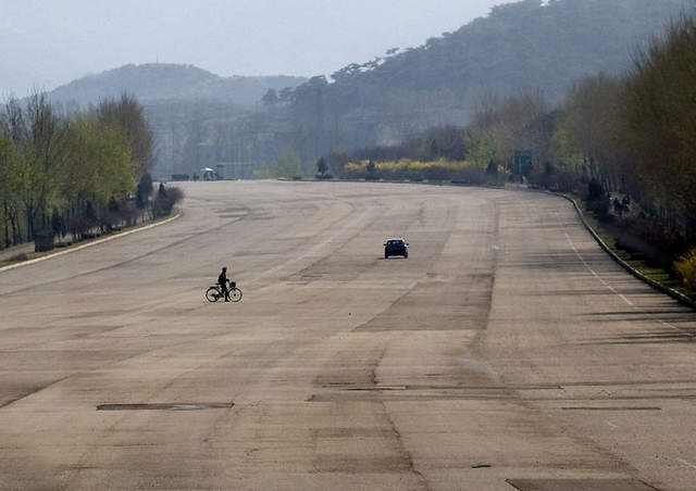 《北韓高速公路這~麼空》其實我比較驚訝北韓有高速公路...... 《北韓高速公路這~麼空》其實我比較驚訝北韓有高速公路......